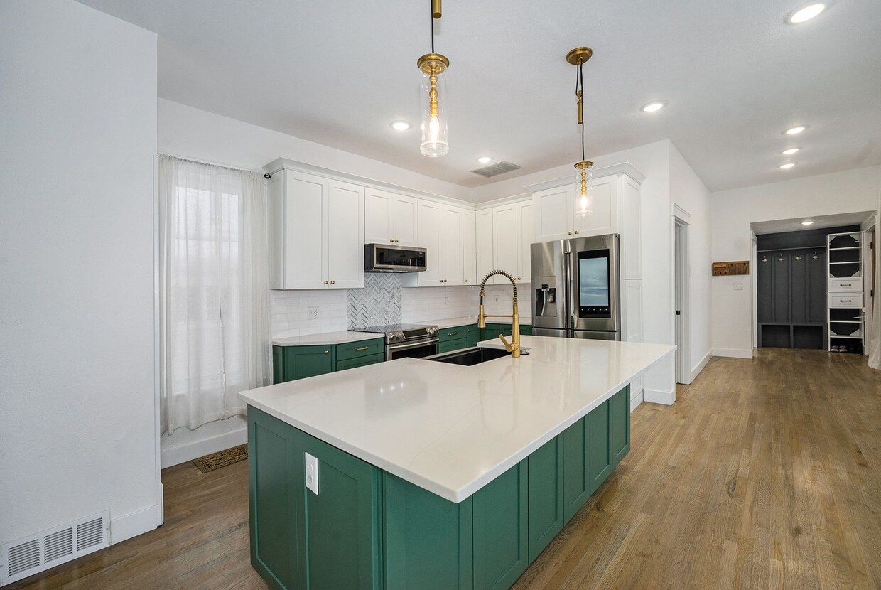 4 Bed 2.5 Bath Available Now in Sloans Lake! - 4 Bed 2.5 Bath Available Now in Sloans Lake!