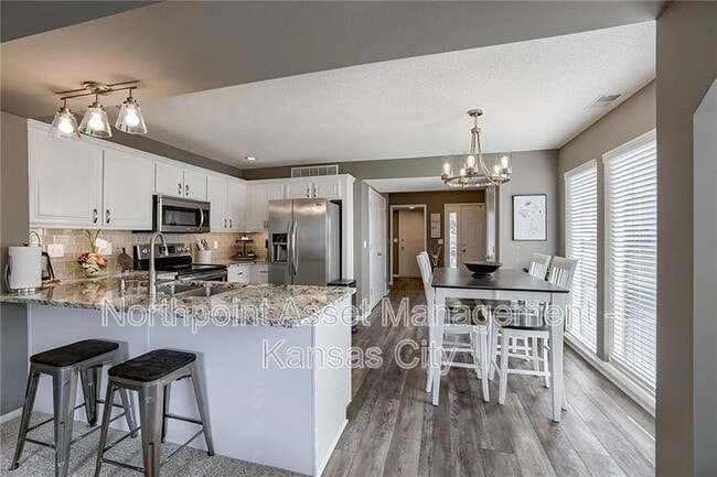 Building Photo - 4555 NE 83rd St