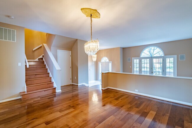 Foto del edificio - Luxurious 3 Bed 3 Full 1 Half Bath Brick Townhome In Beautiful Gresham Place