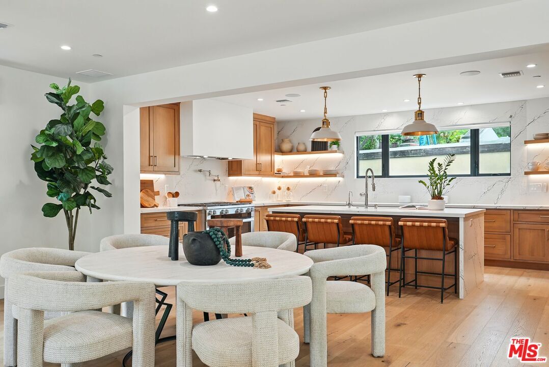 Foto principal - 913 N Beverly Glen Blvd