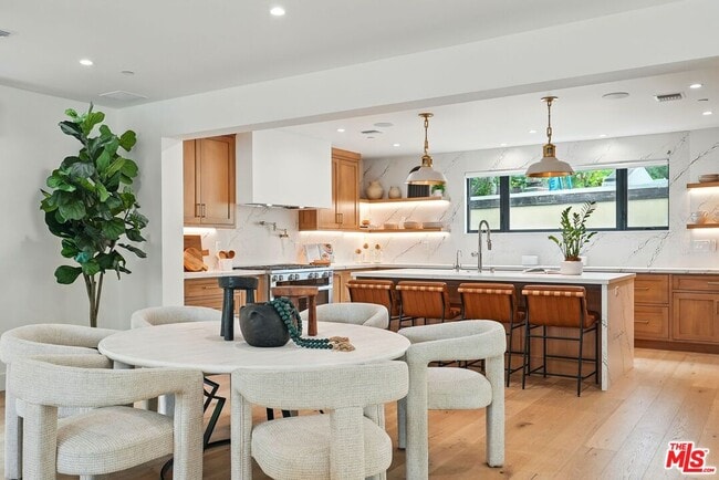 Building Photo - 913 N Beverly Glen Blvd