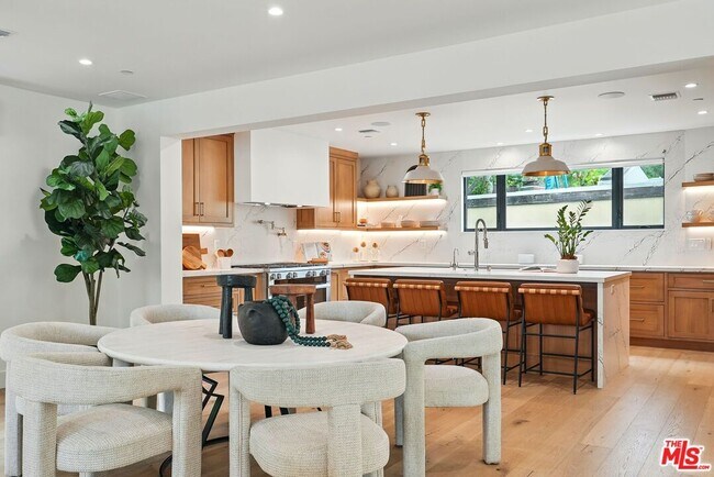 Foto del edificio - 913 N Beverly Glen Blvd