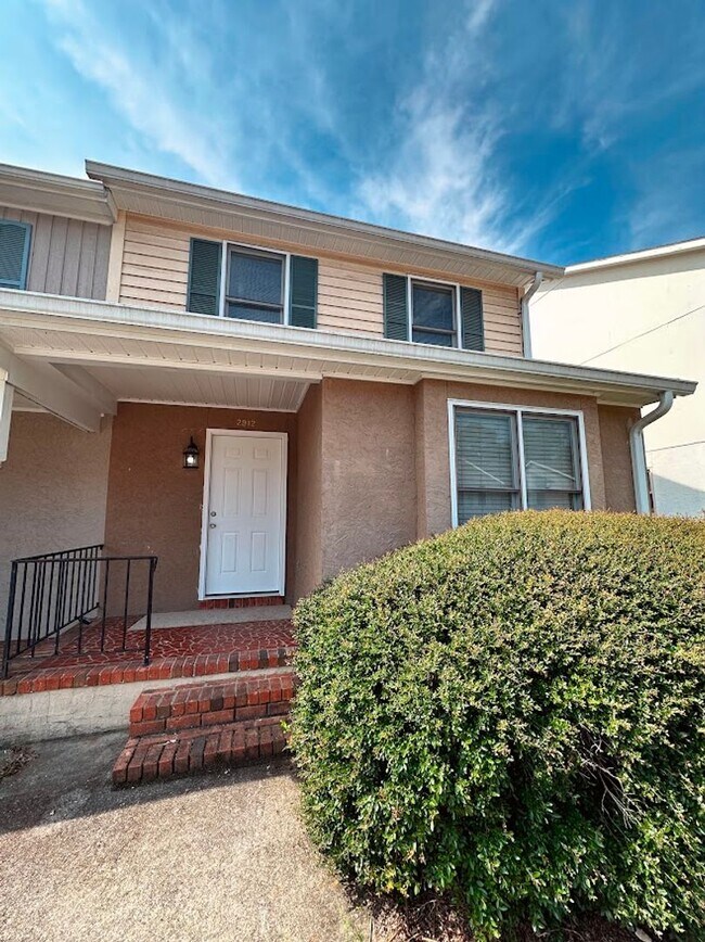 Building Photo - 3 bed/2 bath townhome in the Forest Hills ...