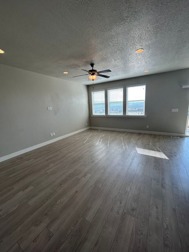 Foto del edificio - HOLIDAY MOVE-IN SPECIAL - 1st Month Free R...