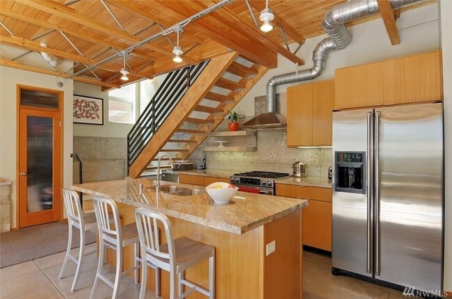 Building Photo - Two Bedroom Capitol Hill Townhouse