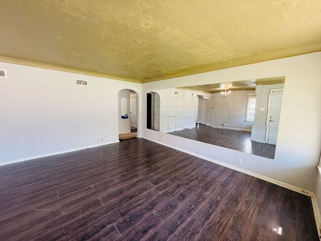 Foto del edificio - Spacious 3 Bedroom Rental!