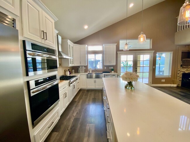 Building Photo - Gorgeous 3 bedroom Home