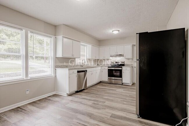 Building Photo - NOW OFFERING 1/2 MONTH FREE IF LEASE SIGNE...