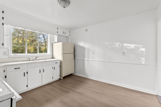 Building Photo - Beautifully Renovated 4 Bedroom 1 Bath Hom...