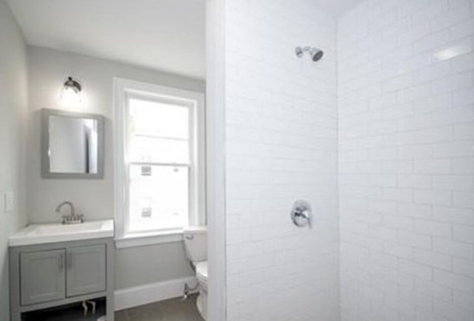 Building Photo - 477 Meridian St