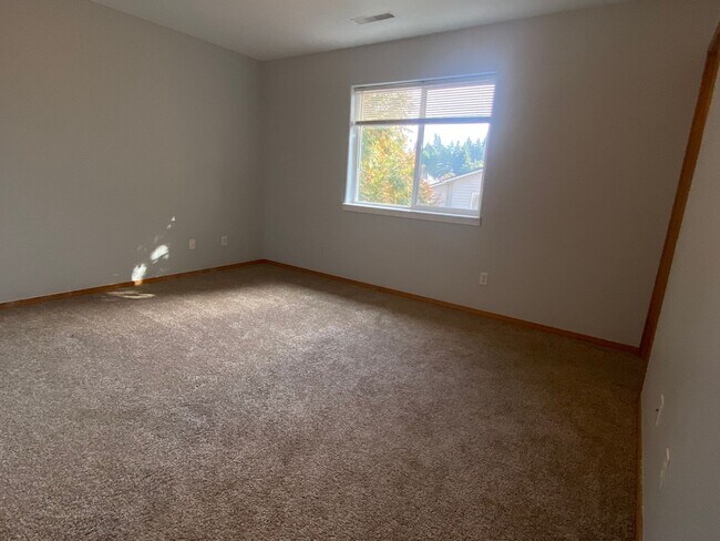 Building Photo - Come See This Lovely 3 Bedroom Townhouse!