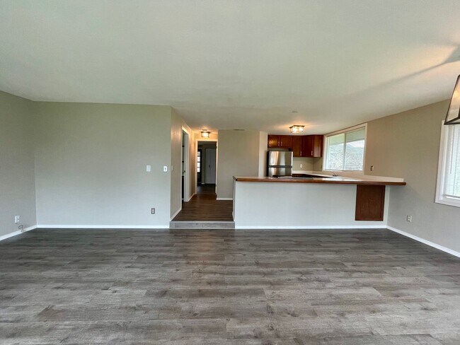 Foto del edificio - 2 Bed 1 Bath near Peninsula Park in N Port...