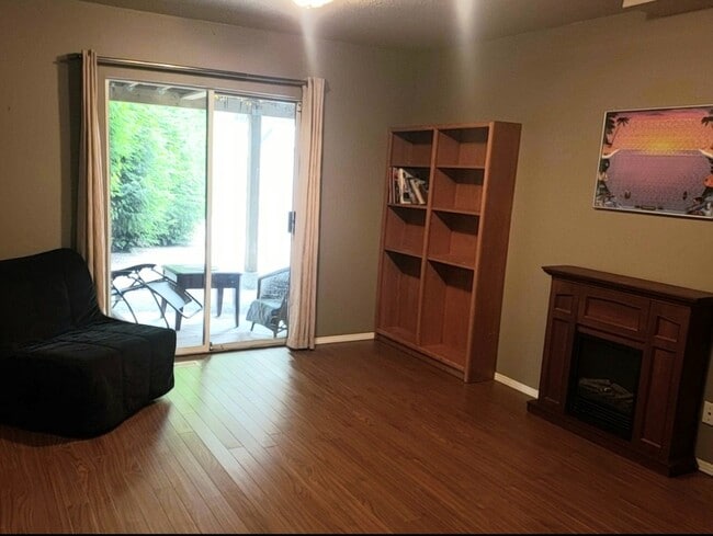 Building Photo - 894 Glenayre Dr