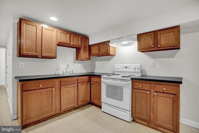 Building Photo - 421 Elrino St