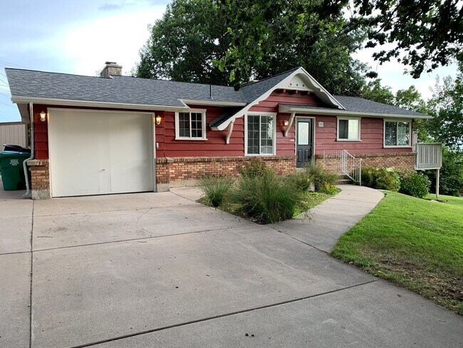 Building Photo - Wonderful 5 Bed, 2.5 Bath Home in Centervi...