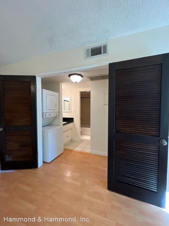 Building Photo - 2 br, 1.5 bath House - 6408 Katherine Rd.,...