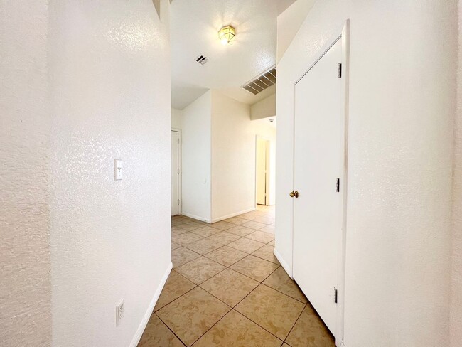 Building Photo - Nice house with 3 bedrooms