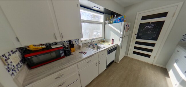 Foto del edificio - 3D Tour Available - 2 Blocks from KSU Campus + Washer & Dryer Included + Off-Street Parking! Avai...