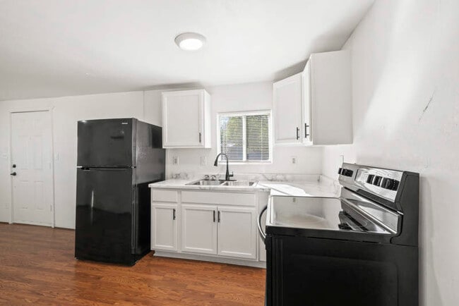 Building Photo - 3120 N Romero Rd