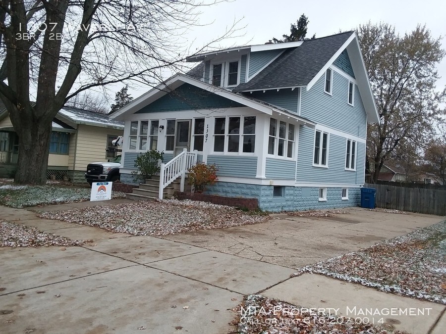 Foto principal - 3 bedroom 2 bath with Fenced Yard in the City