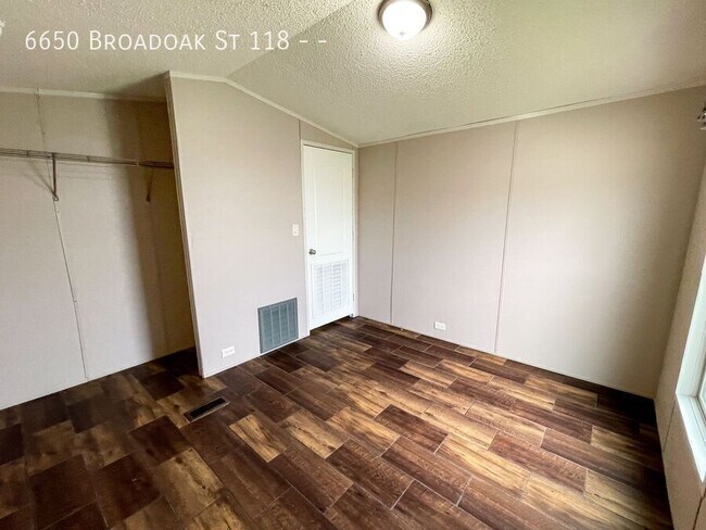 Foto del edificio - 6650 Broadoak St