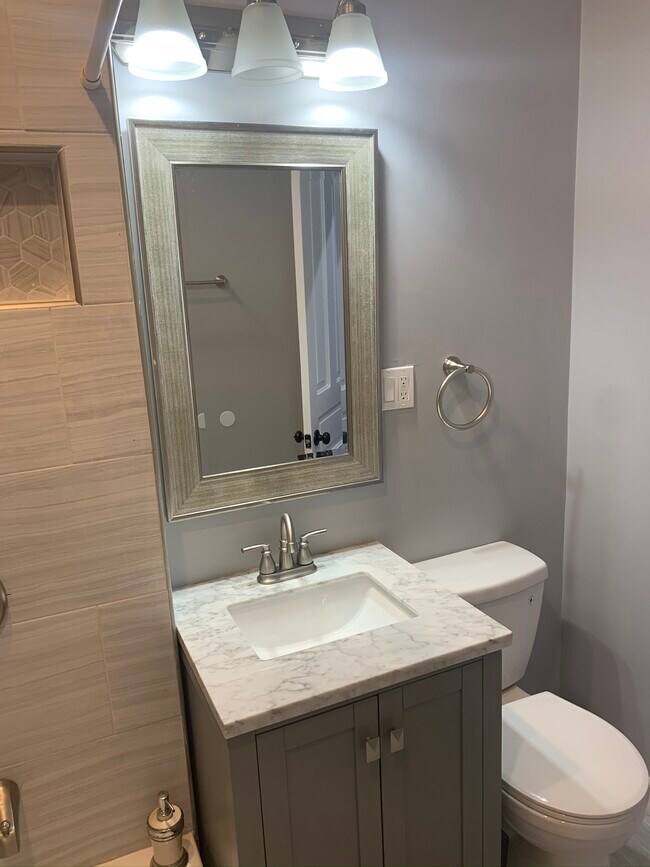 Baño - 2309 S Leavitt St