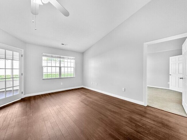 Foto del edificio - Beautiful 2BR 2BA Home w/ Sunroom • Full Kitchen Suite • Attached Garage in Columbus