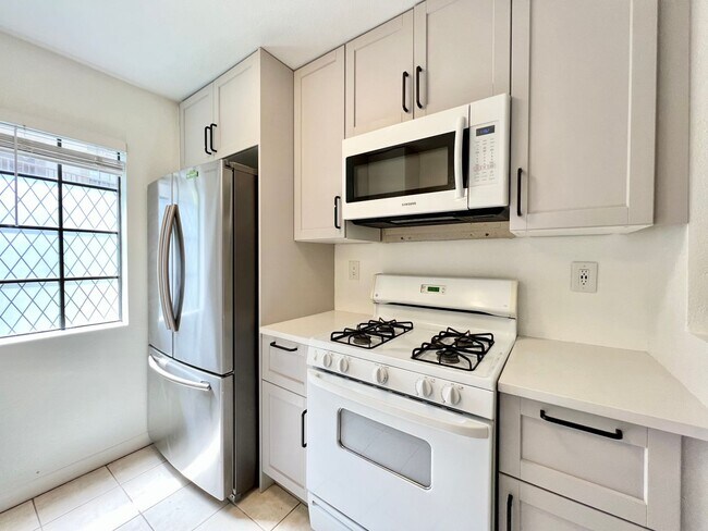 Building Photo - Stunning 2 bed/2 bath condo in the desirab...