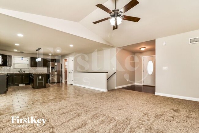 Foto del edificio - 215 Rolling Rock Creek Dr
