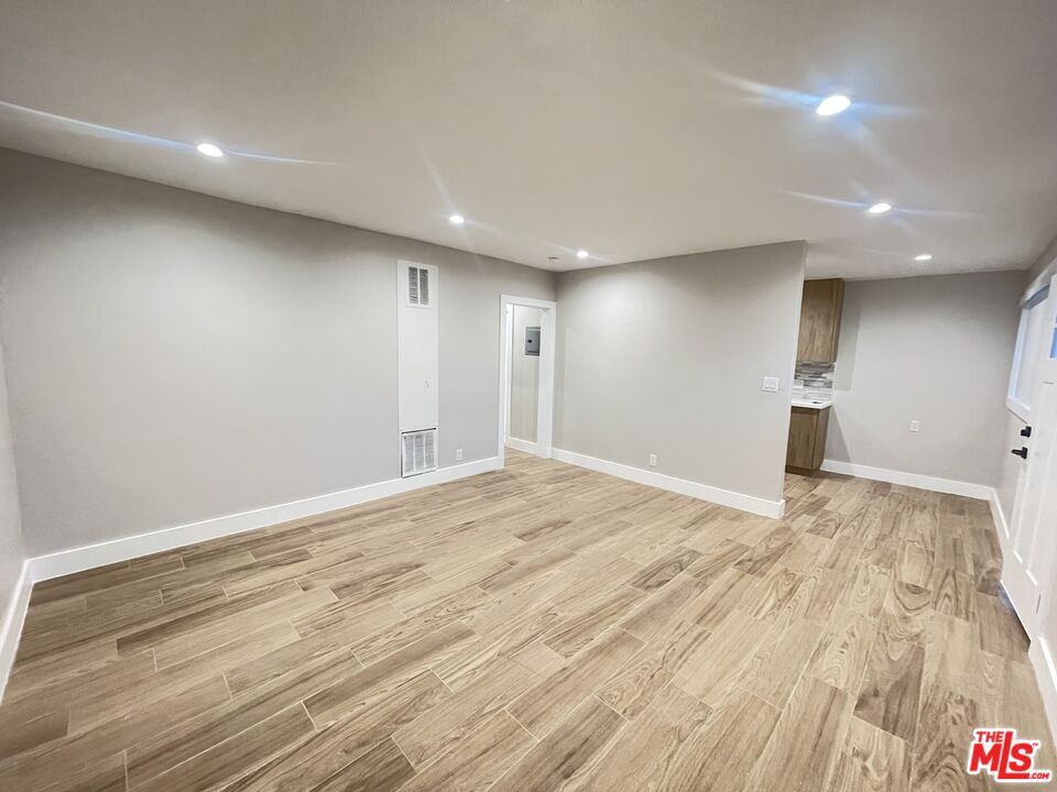 Foto principal - 14921 Vanowen St