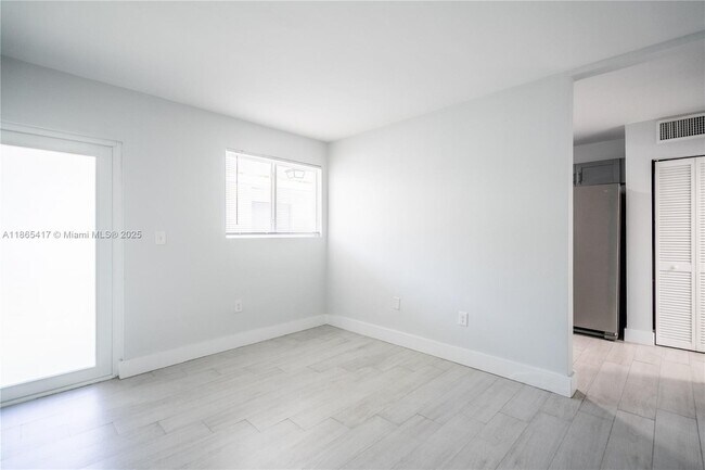 Foto del edificio - 465 NE 59th St