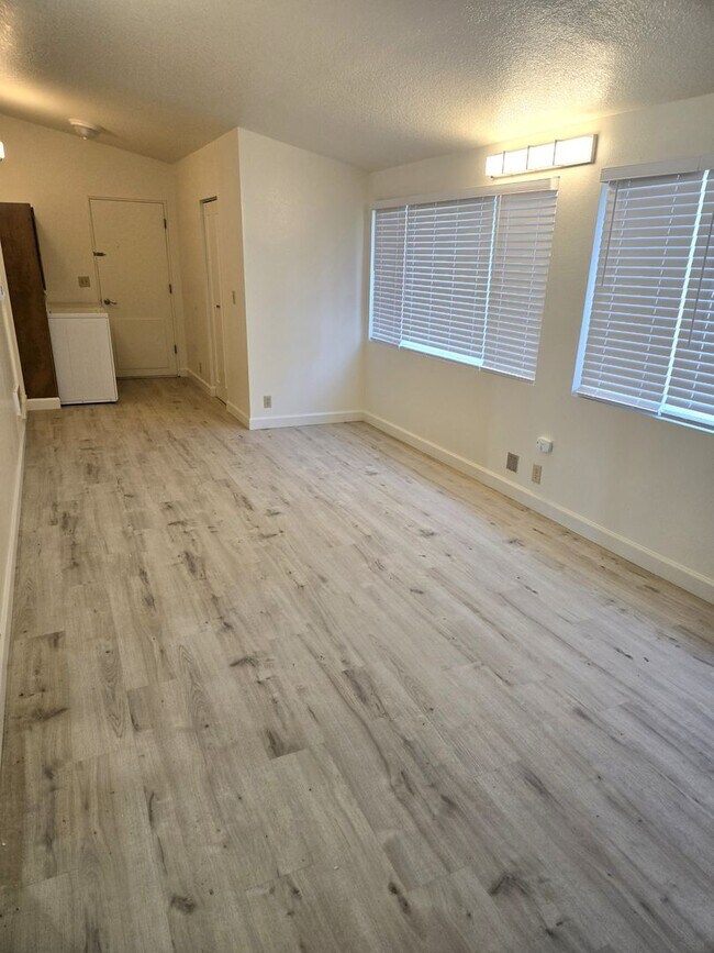 Building Photo - Large One Bedroom with oversized Garage on...