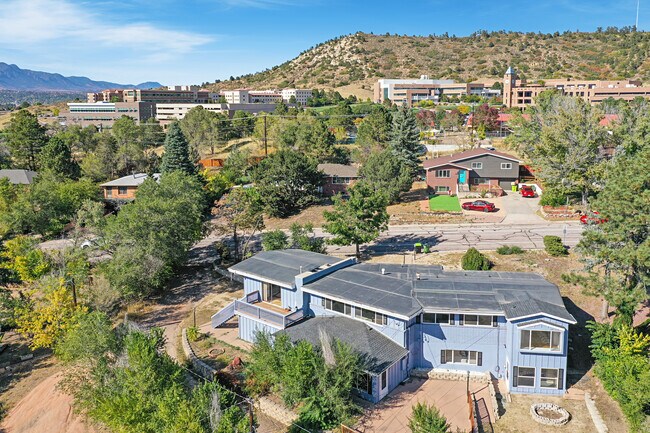 Foto del edificio - 1221 Mount View Ln