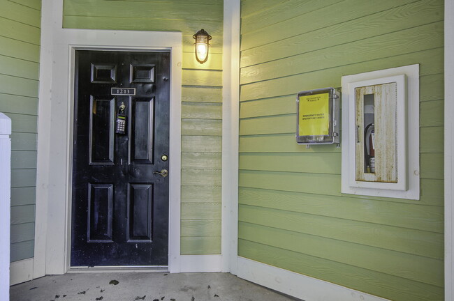 Building Photo - 1213 Rosewood Ln