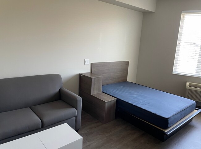 Photo du bâtiment - 802 Academy Way