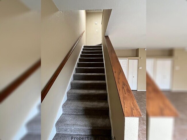 Building Photo - "Chic 2-Bedroom Retreat with 2.5 Baths in Prime Tempe Location – 1,072 Sq Ft of Modern Living!"