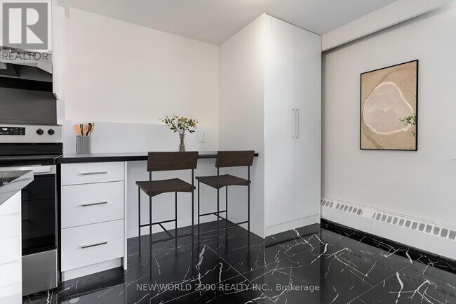 Photo du bâtiment - 102-485 EGLINTON Ave