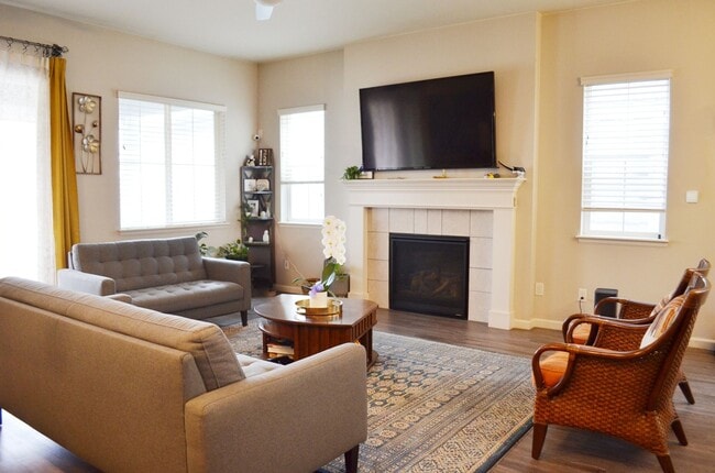 Building Photo - Stunning 4BR House in Englewood