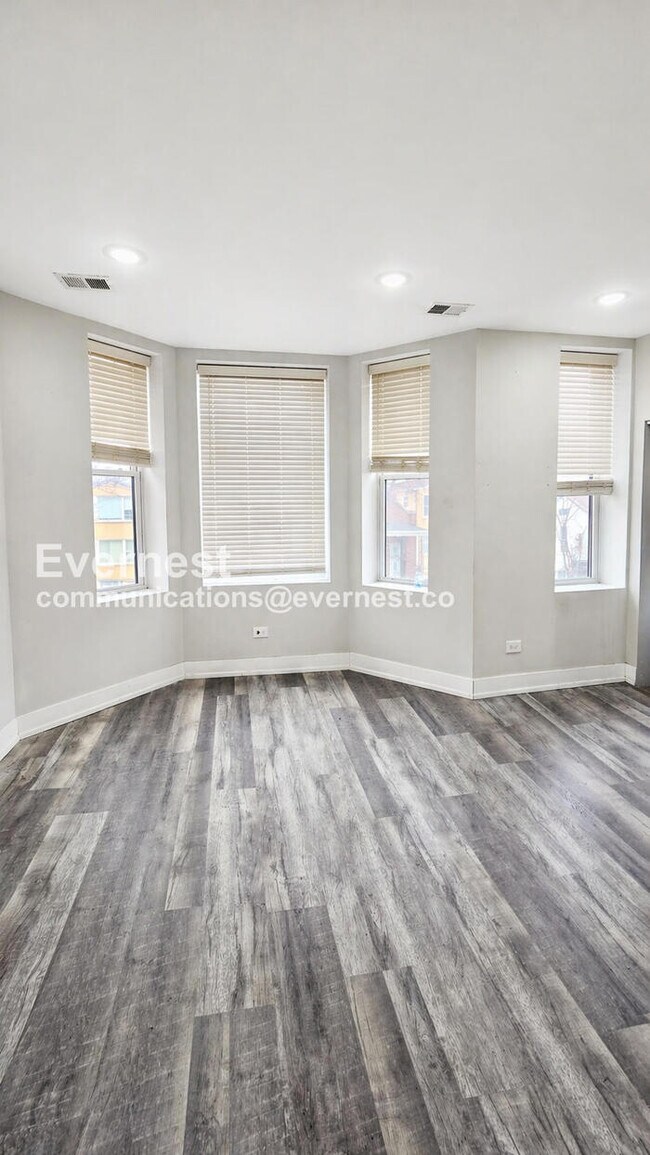 Foto del edificio - 3527 S Damen Ave