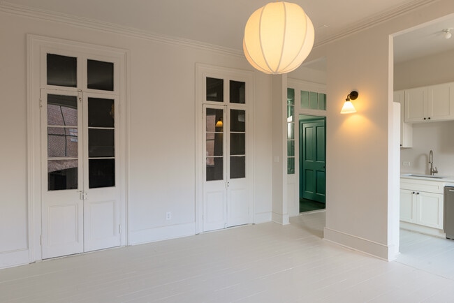 Building Photo - 82 Wentworth St