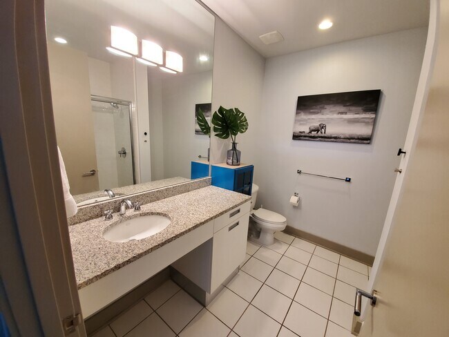 Baño moderno & ropa blanca - 1133 Metropolitan Ave