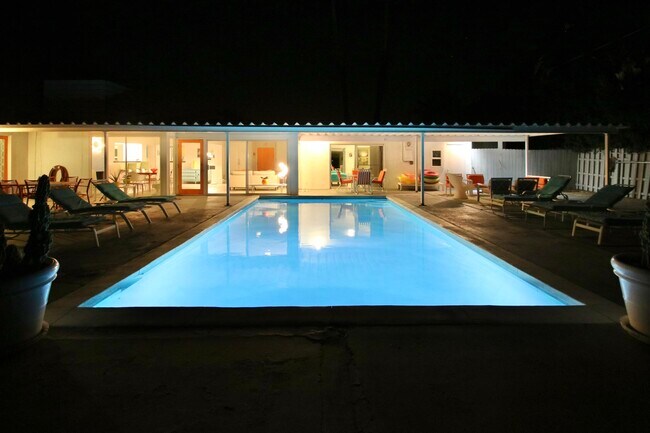 Foto del edificio - 877 S Riverside Dr