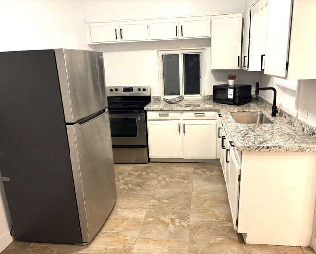 Foto del edificio - MOVE-IN READY 3 BED / 2 BATH – UPDATED, SPACIOUS & GREAT PHOENIX LOCATION!