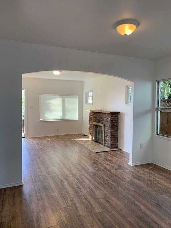 Building Photo - Beautiful Modern 2 Bedroom House