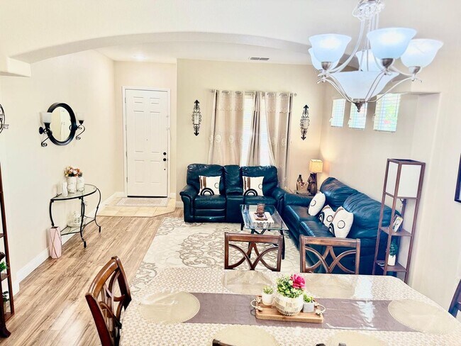 Foto del edificio - Great 5 Bedroom 3 Bathroom 2,400 sqft. Hom...