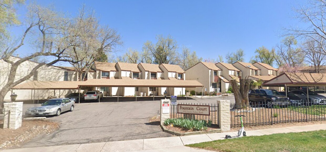 Move-In Ready 2 Bed Townhome | New Carpet | 2 Parking Spaces - Move-In Ready 2 Bed Townhome | New Carpet | 2 Parking Spaces