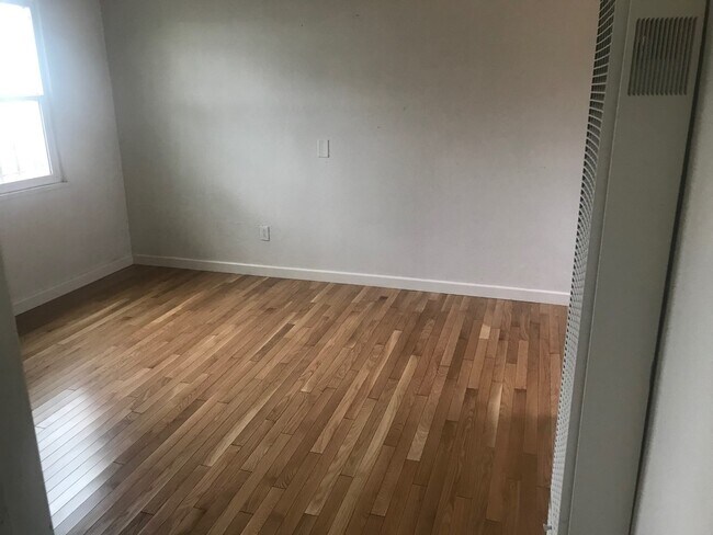 Living - 3005 Greely Ave