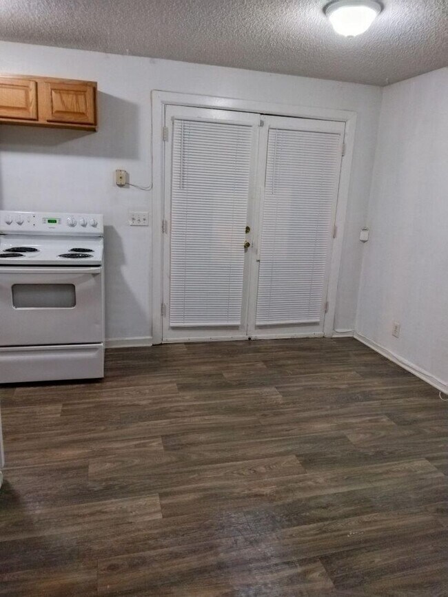 Building Photo - Awesome 2 Bed/1.5 Bath T'House!  Only $1,0...