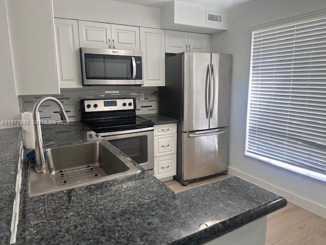 Building Photo - 709 Gardens Dr