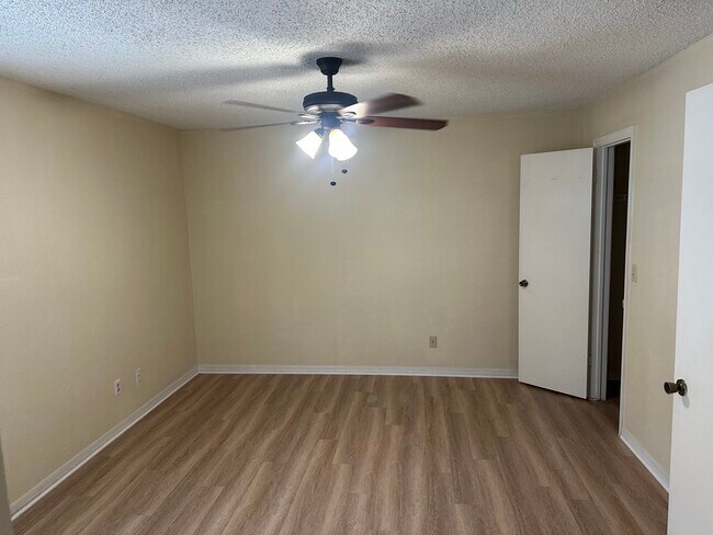 Building Photo - 4630 Commander Dr